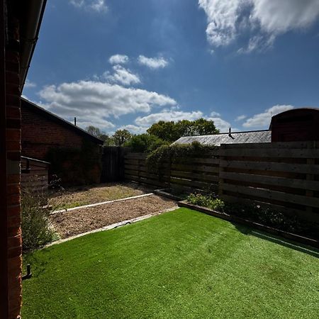 Brick Barn Villa Halstead  Exterior photo